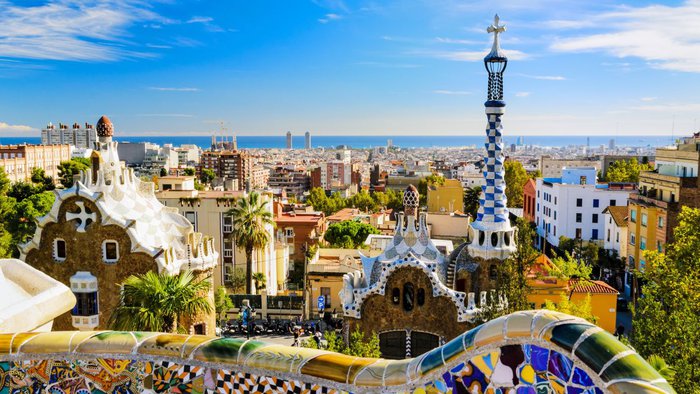 Blick vom Park Güell über die Dächer von Barcelona mit farbenfroher Architektur und weiter Aussicht auf die Stadt | © Adobe Stock