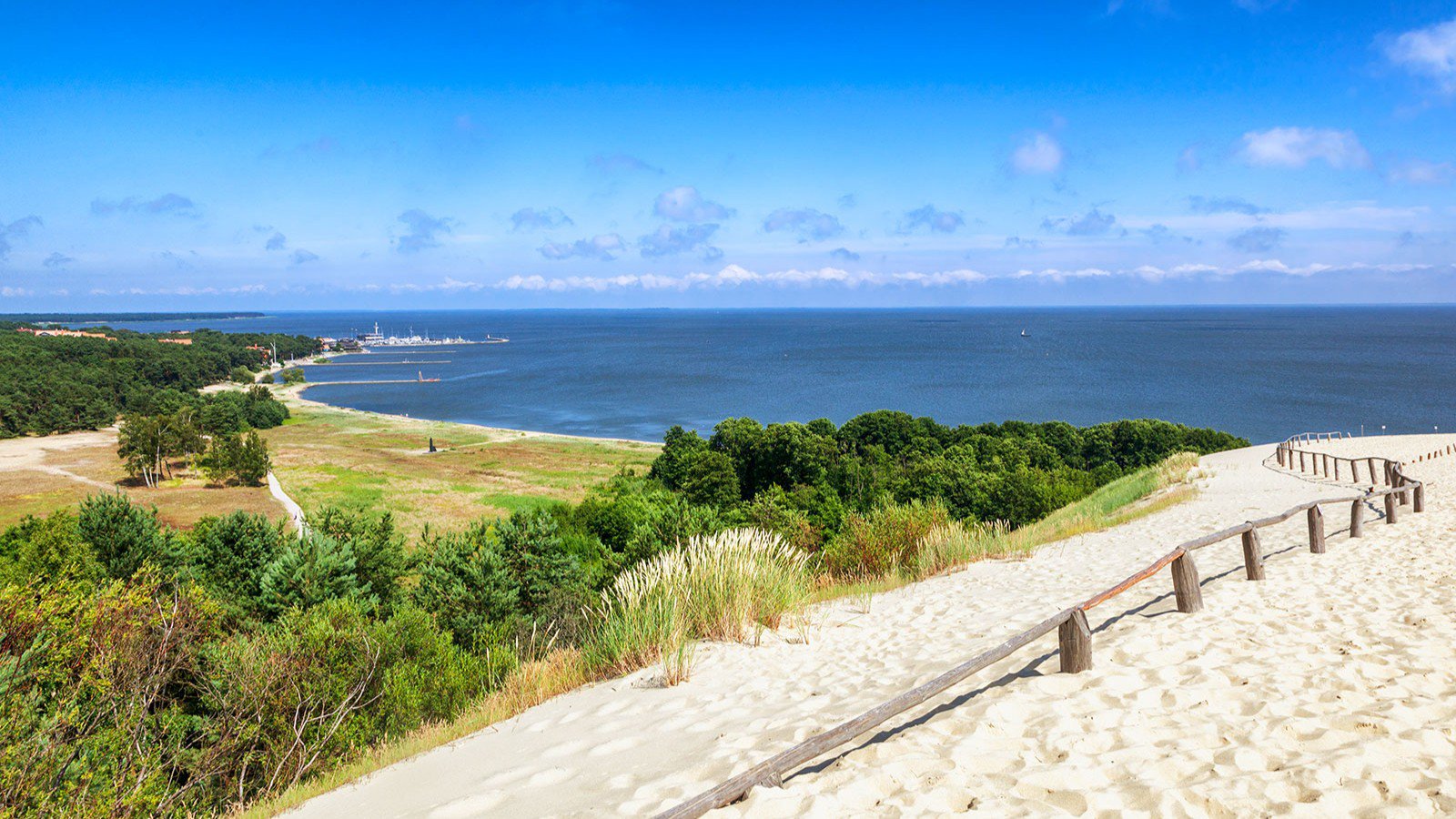 Blick auf die Kurische Nehrung mit Sanddünen, Küstenlinie und Wasser | © Studiosus