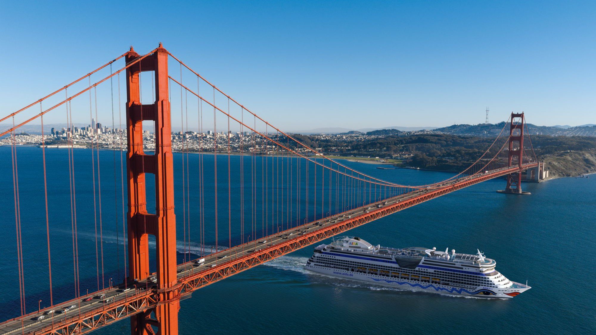 AIDAdiva passiert die berühmte Golden Gate Bridge in San Francisco | © AIDA