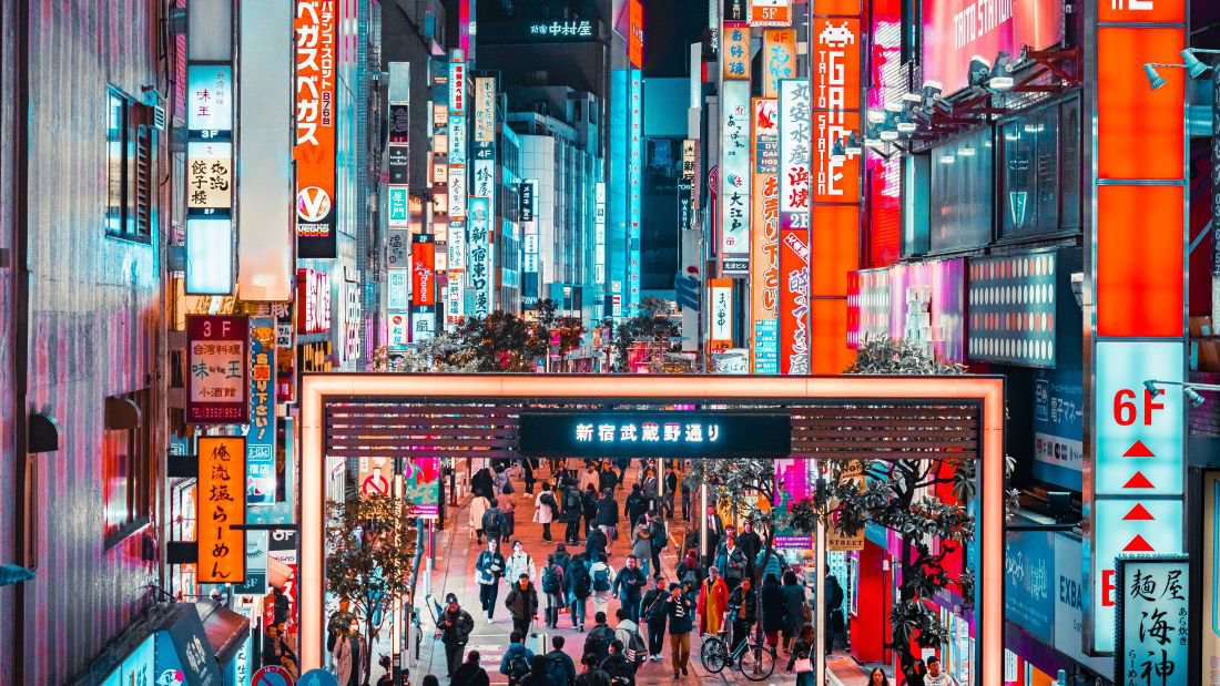 Nachtansicht der Shibuya-Kreuzung in Tokio, Japan, mit belebtem Stadtverkehr und leuchtenden Werbetafeln – Symbol für modernes Stadtleben und Nachtkultur | © Getty Images