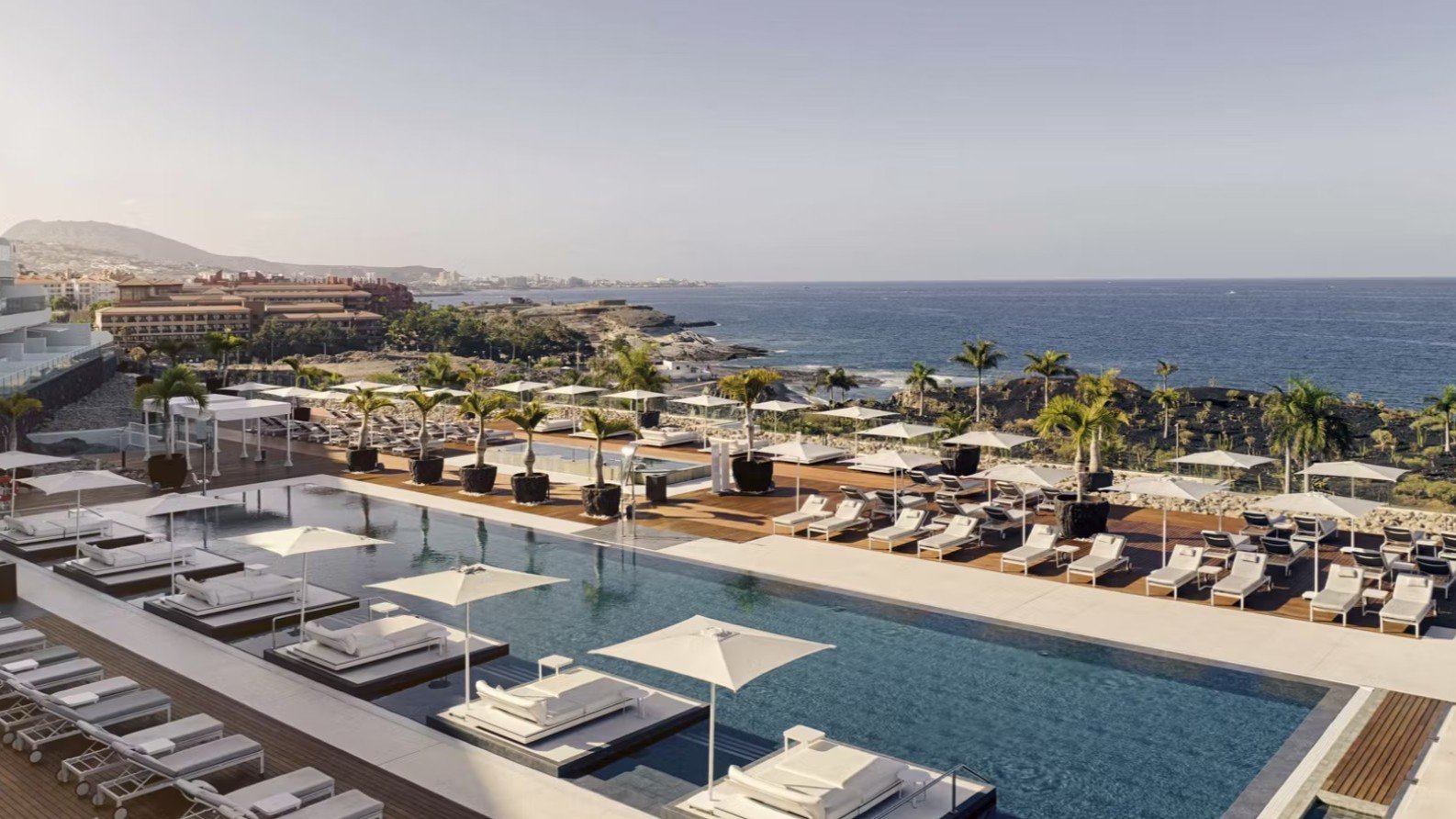 Poolbereich mit Liegen und Blick auf den Atlantik im Royal Hideaway Corales Beach – Adults Only | © Barceló Hotel Group