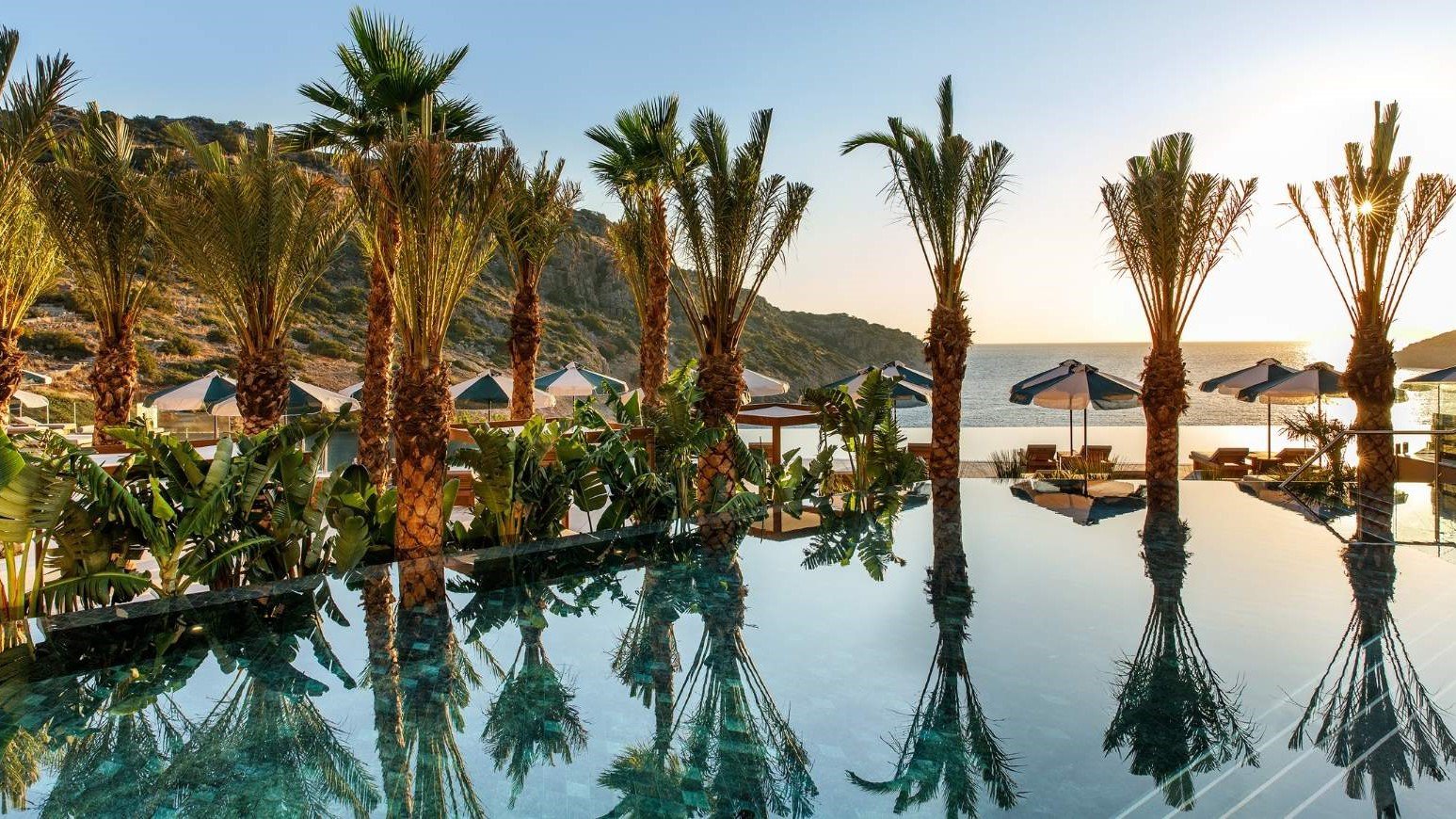 Infinity-Pool mit Blick auf das Meer bei Sonnenuntergang | © Daios Cove Luxury Resort & Villas
