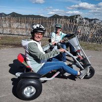 2 Damen auf Carts am Loser