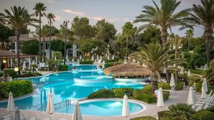 Schöne Poolanlage des Blau Colònia Sant Jordi mit großzügigen Sonnenterrassen und Palmen Umgebung | © Blau Colònia Sant Jordi