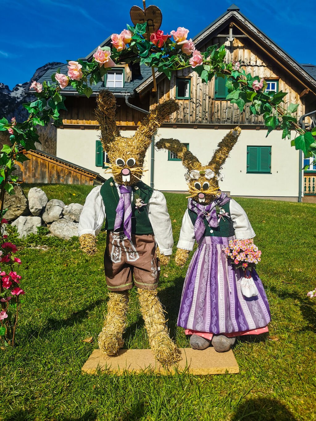 Osterhasenpaar aus Stroh in Tracht