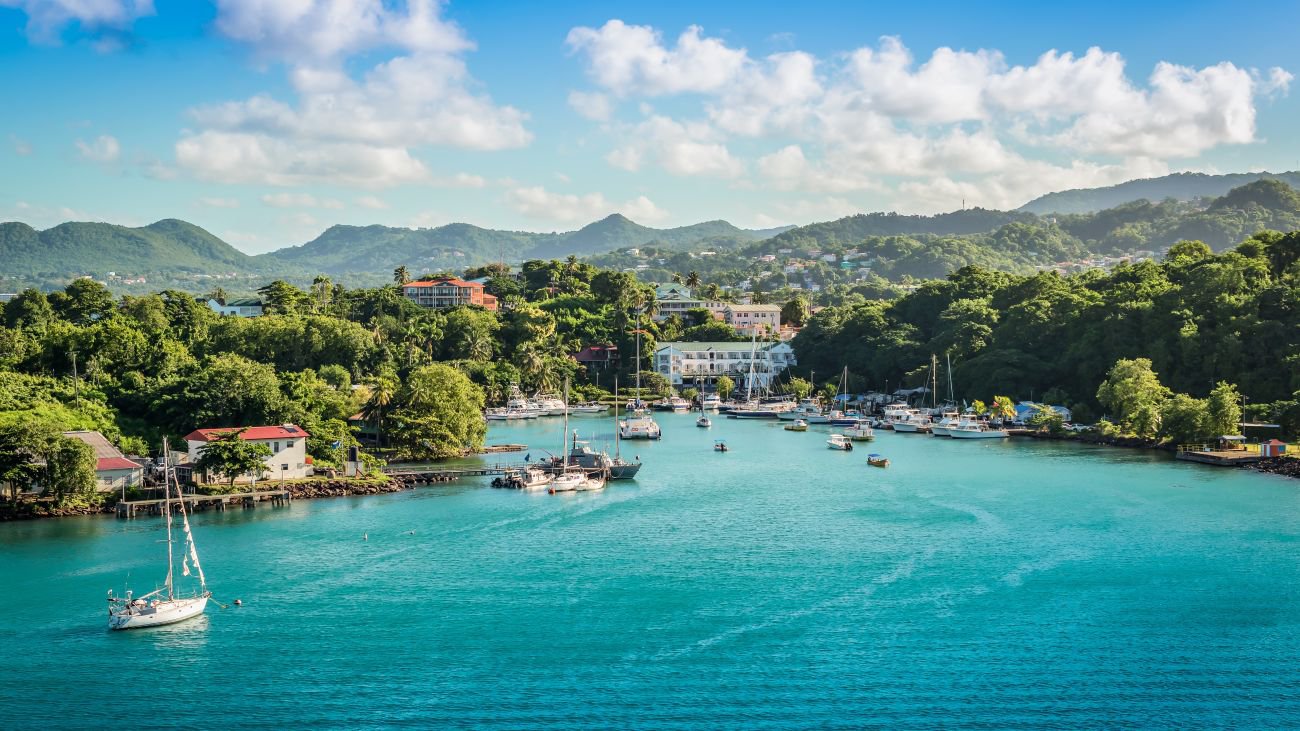 Panoramalandschaft mit Meer und Bergen am Hafen von Castries in St. Lucia, Ostkaribik | © MEIERS WELTREISEN