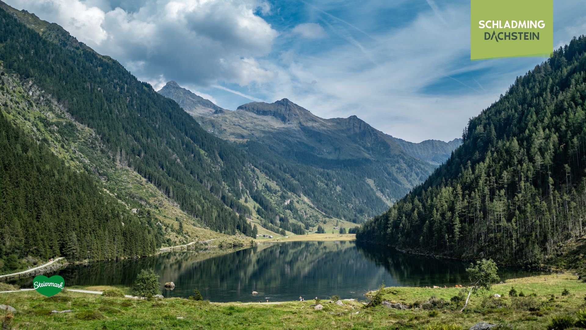Idyllischer Riesachsee im Rohmooser Untertal, umgeben von dichten Wäldern und Bergen