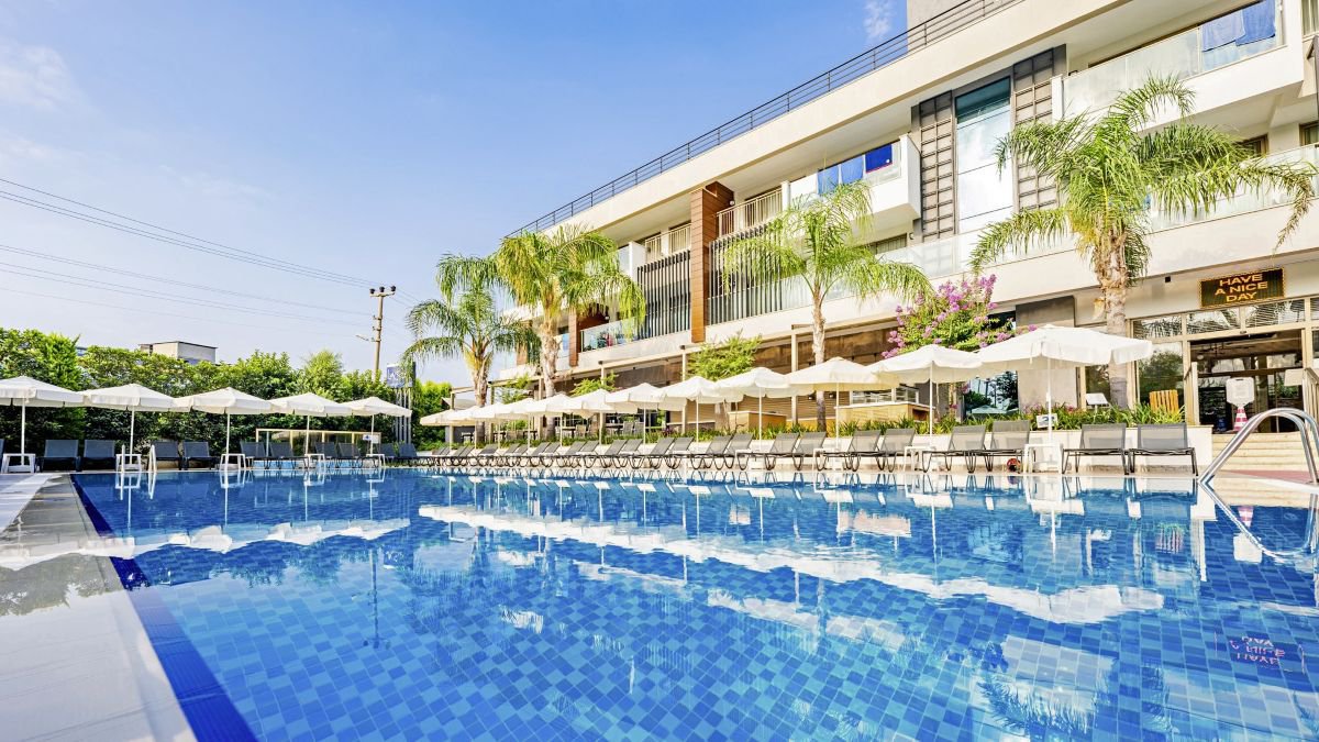 Gepflegter Poolbereich mit Sonnenliegen im Calimera Side Resort | © DERTOUR
