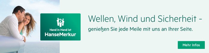 Ein Paar lehnt entspannt an der Reling eines Schiffes und blickt auf das Meer | © HanseMerkur