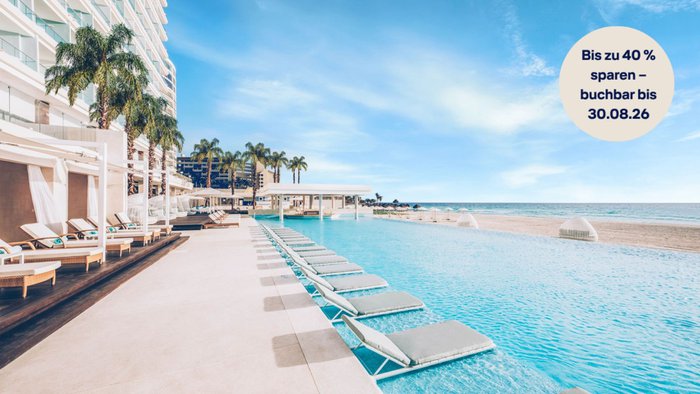 Infinity-Pool des Iberostar Selection Coral Cancún mit Blick auf das türkisfarbene Karibische Meer; Liegen und Palmen säumen den Poolbereich unter blauem Himmel | © Iberostar Hotel Group