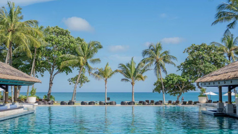 Große Poolanlage im tropischen Garten mit Blick auf das Meer | © InterContinental Bali Resort