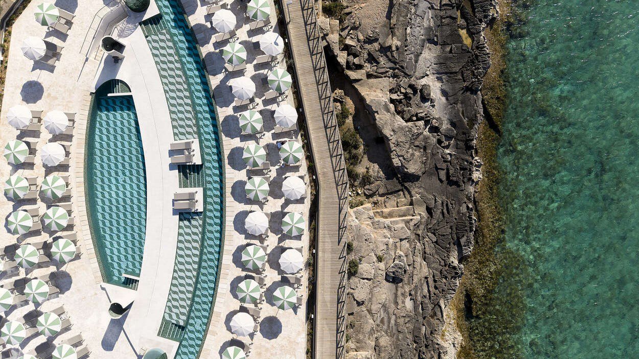 Stilvoll gelegener Süßwasserpool des Iberostar Selection Es Trenc auf einer Landzunge mit Meerblick | © Iberostar Hotels & Resorts