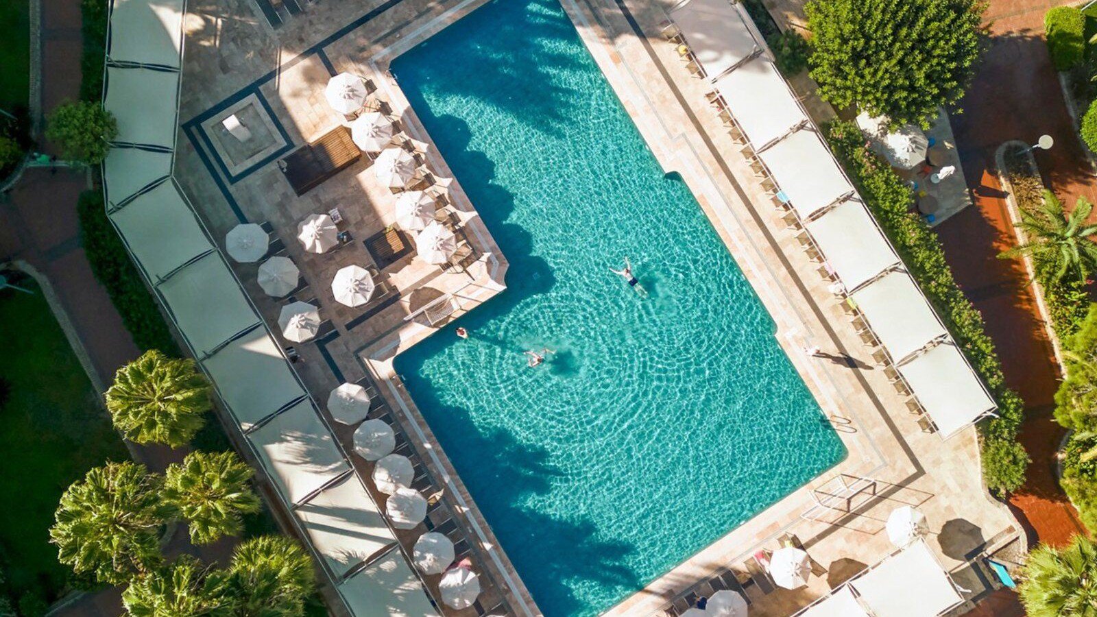 Vogelperspektive auf den elegant gestalteten Poolbereich des TUI MAGIC LIFE Bodrum direkt an der Küste | © TUI