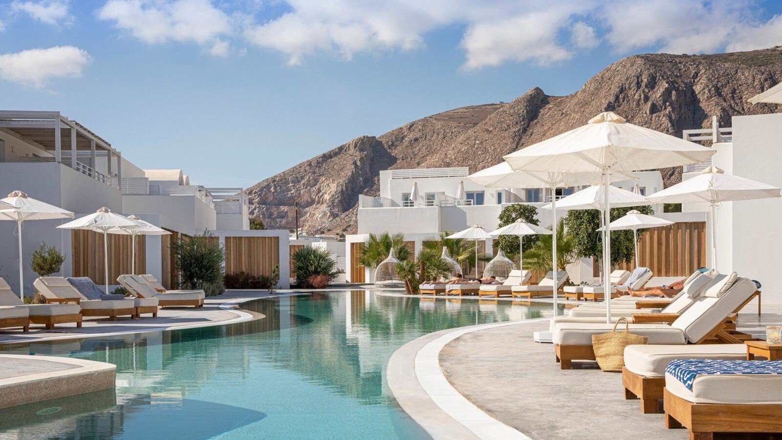 Blick auf den stilvollen Poolbereich des TUI BLUE Meltemi | © TUI