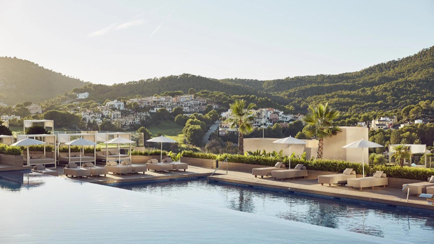 Außenaufnahme eines Infinity-Sky-Pools im Zafiro Palace Andratx. Im Hintergrund sind Berge und eine weitläufige Landschaft zu sehen | © Zafiro Palace Andratx
