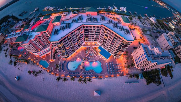 Beleuchtetes Pink Shell Beach Resort & Marina an der Küste von Fort Myers Beach in der Abenddämmerung | © Pink Shell Beach Resort & Marina