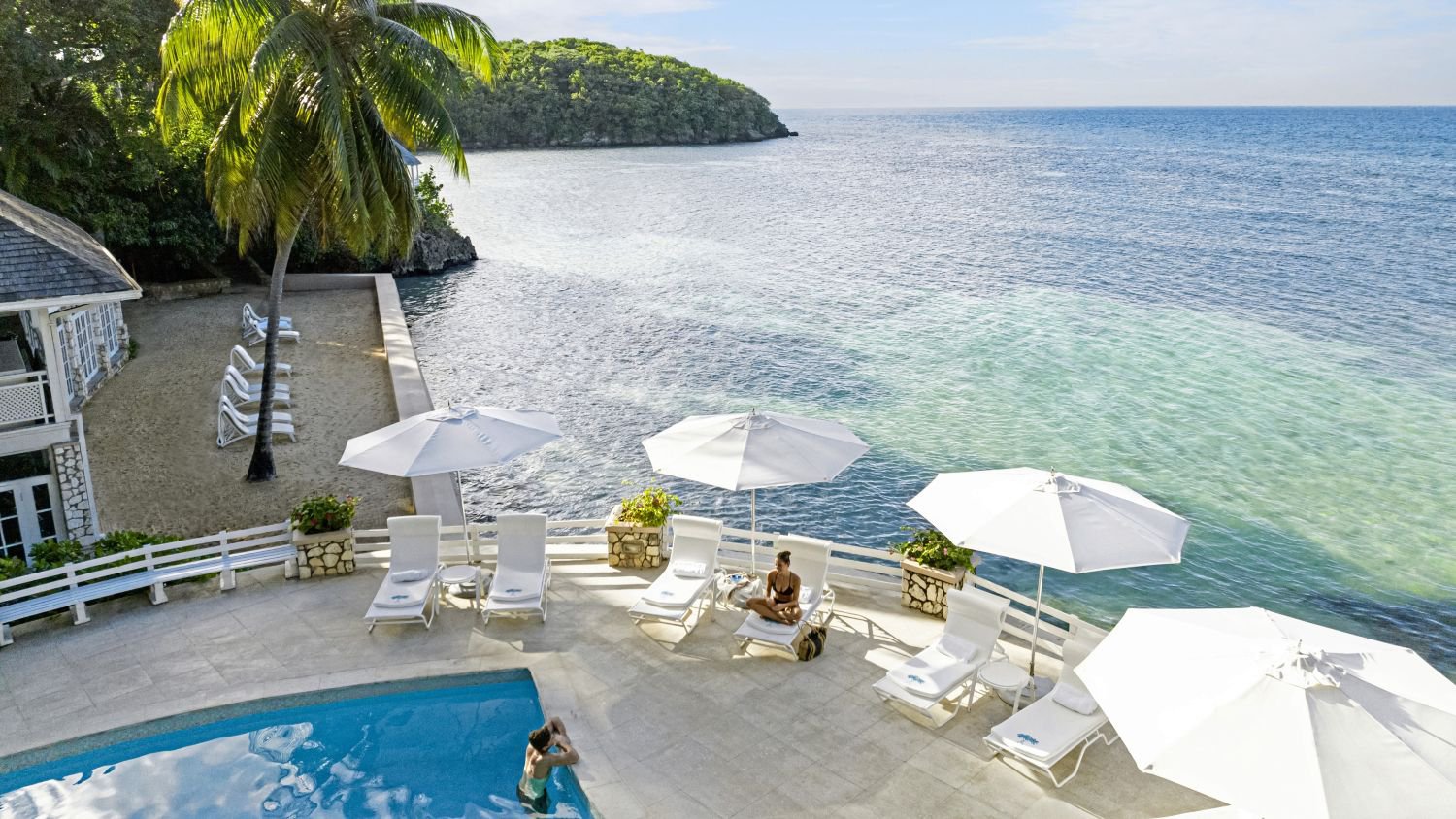 Pool und Terrasse des Resorts Couples Sans Souci mit Blick auf das türkisfarbene Meer | © DERTOUR