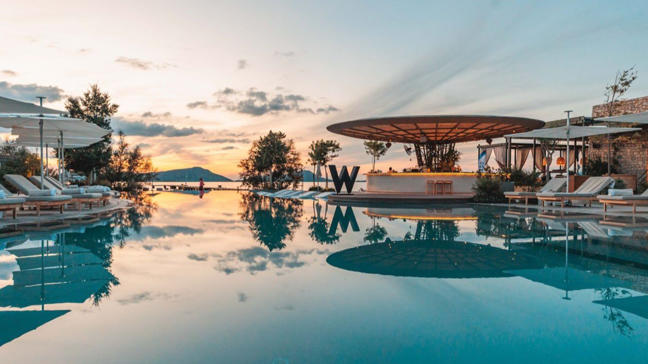 Außenbereich des Wet Deck im W Costa Navarino bei Sonnenuntergang | © 1996 – 2026 Marriott International