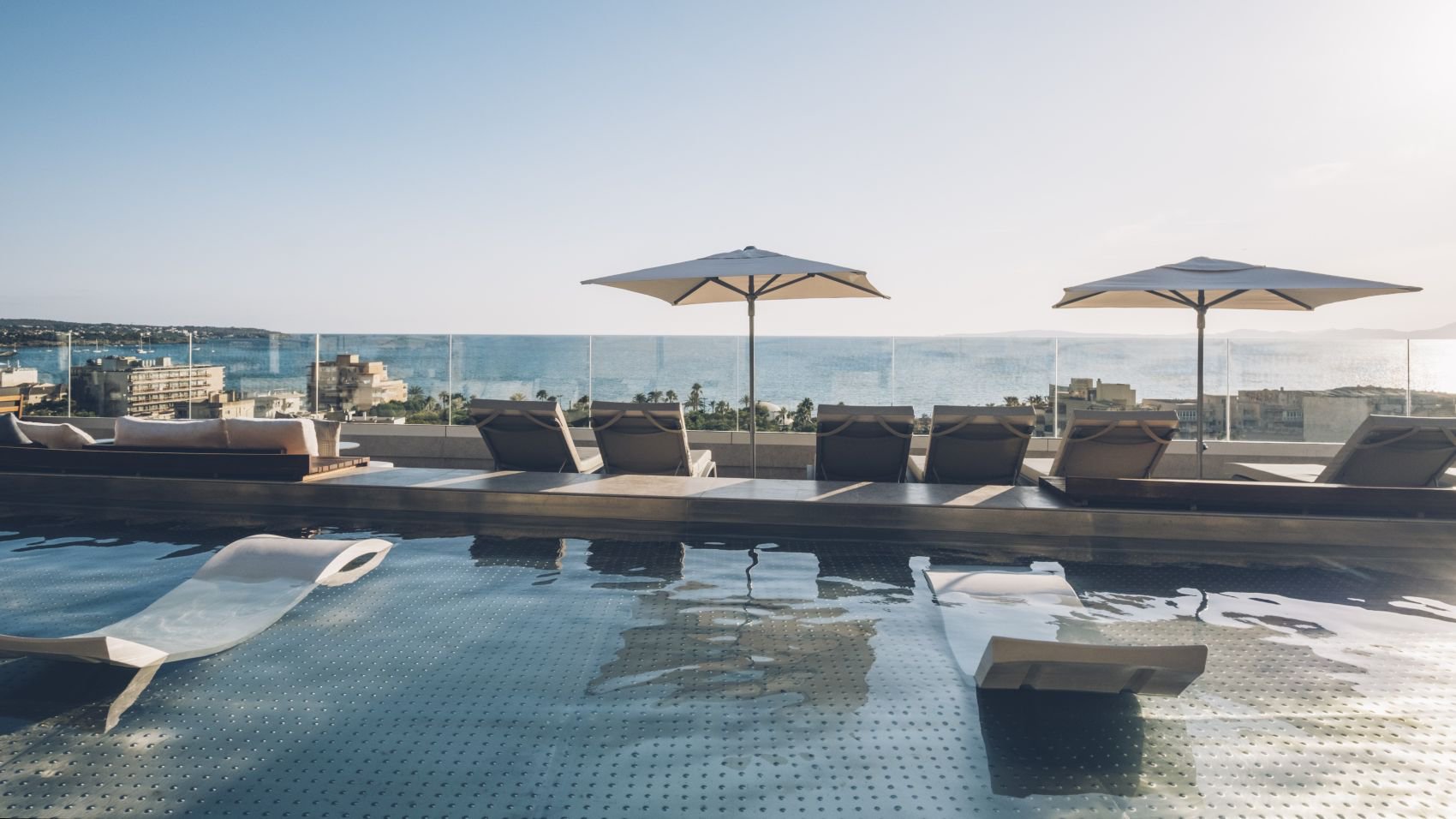 Dachterrasse mit Pool und Blick auf das Mittelmeer im Iberostar Selection Llaut Palma | © Iberostar Hotels & Resorts