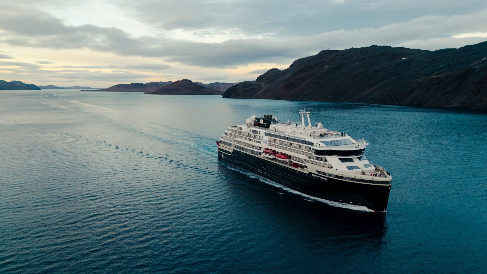Das Hybridschiff Fridtjof Nansen fährt durch die eisigen Kanäle der Nordwest‑Passage | © HX Expeditions