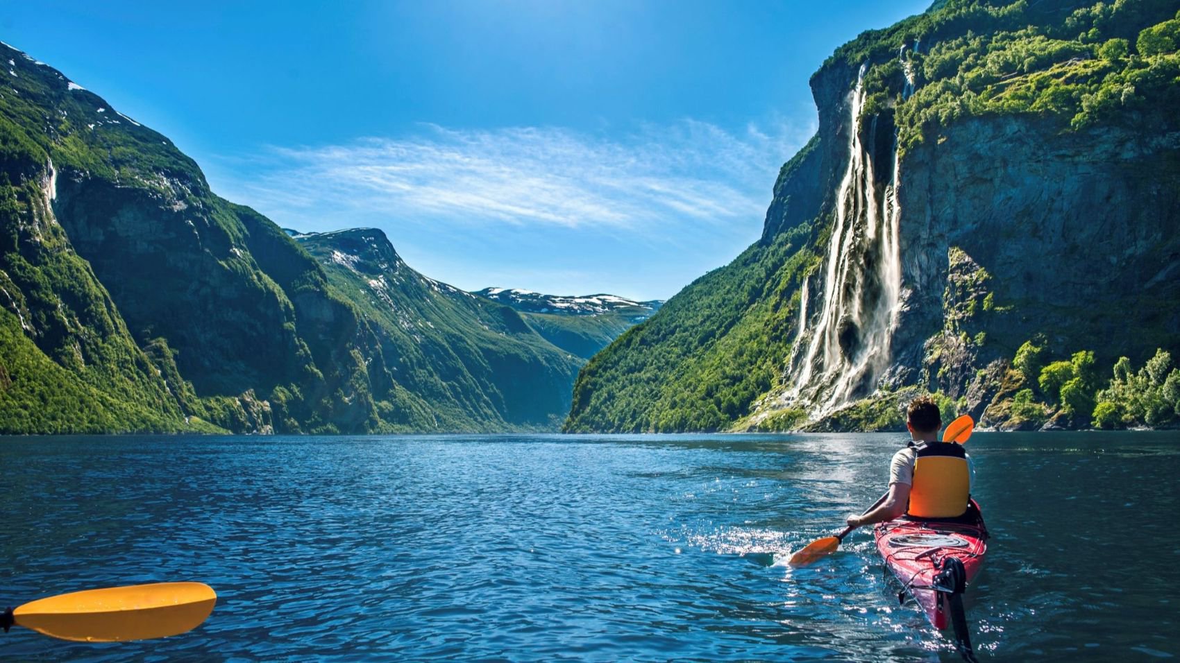 Ein Kajakfahrer gleitet über ruhiges Wasser, umgeben von der beeindruckenden Natur Norwegens | © MSC Cruises