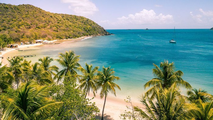 Luftaufnahme der Karibikinsel Mayreau in St. Vincent und den Grenadinen mit weißem Sandstrand, türkisblauem Meer und paradiesischer Küstenlandschaft | © Silversea Cruises/Shutterstock