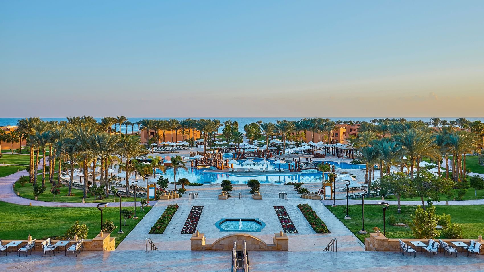 Garten- und Poolanlage des JAZ Grand Marsa mit Panoramablick auf das Meer | © JAZ Grand Marsa