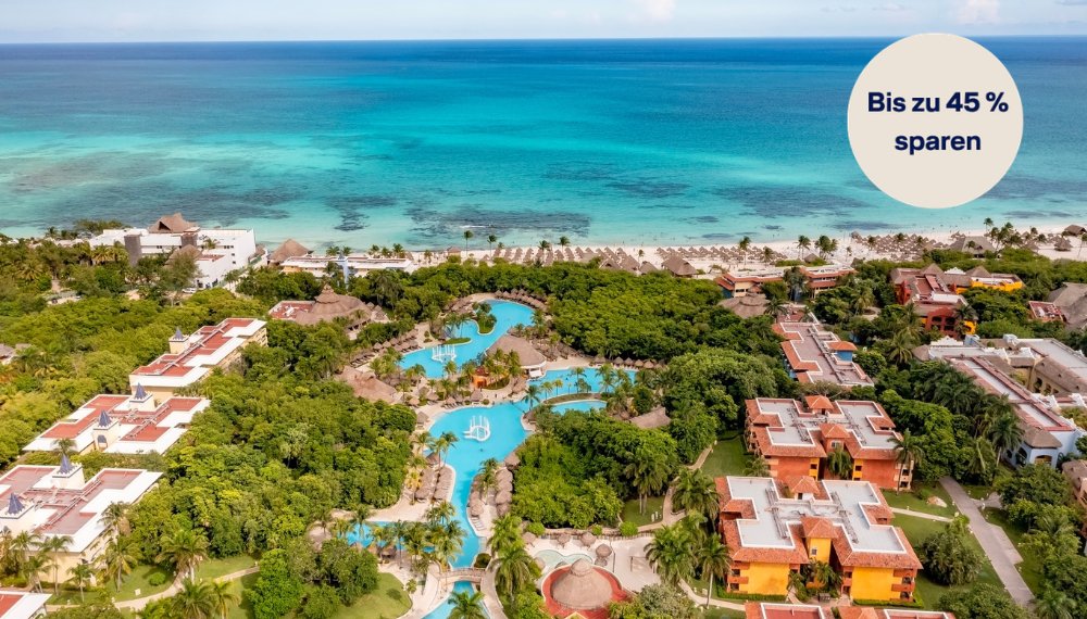 Karibikstrand am Iberostar Waves Paraíso del Mar mit tropischer Hotelanlage und Palmenkulisse | © Iberostar Hotel Group