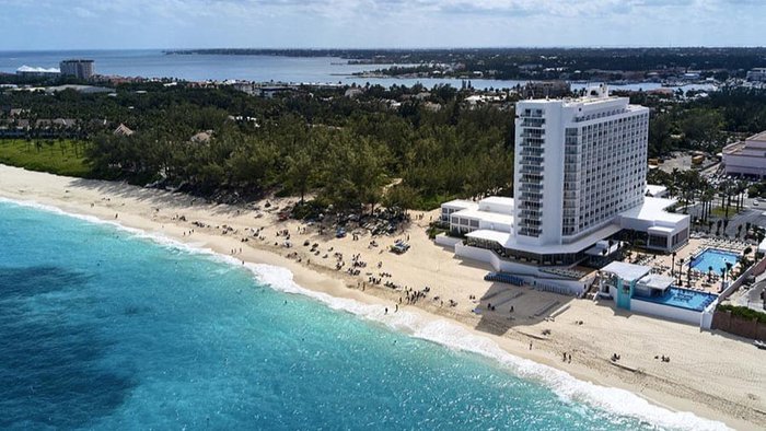 Strand und Hotel Riu Palace Paradise Island auf den Bahamas am türkisblauen Meer | © RIU Hotels & Resorts