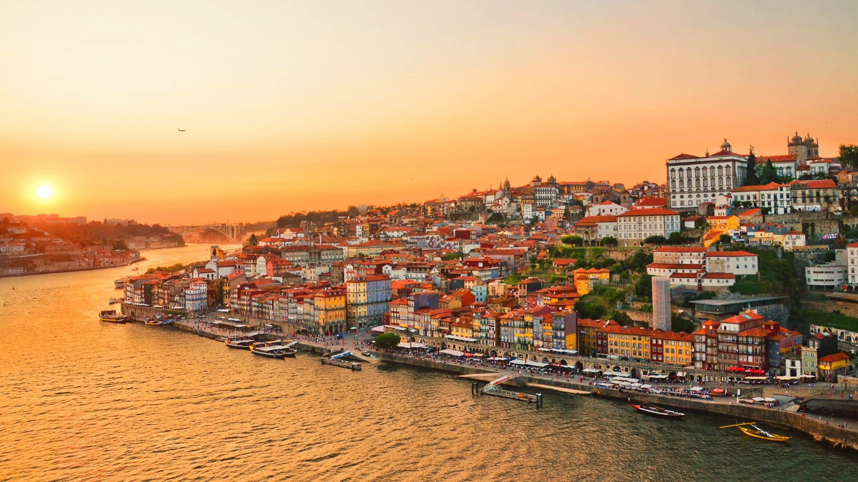 Sonnenuntergang über Porto mit Blick auf den Douro und die Dom Luís I Bridge | © Adobe Stock
