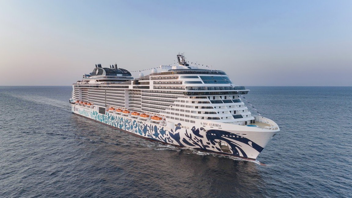 Die MSC Euribia fährt auf hoher See unter klarem Himmel | © MSC Cruises