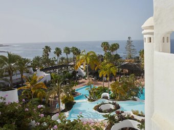Blick auf die stilvolle Poolanlage des Hyatt Ziva Jardín Tropical Tenerife | © 2026 Hyatt Corporation