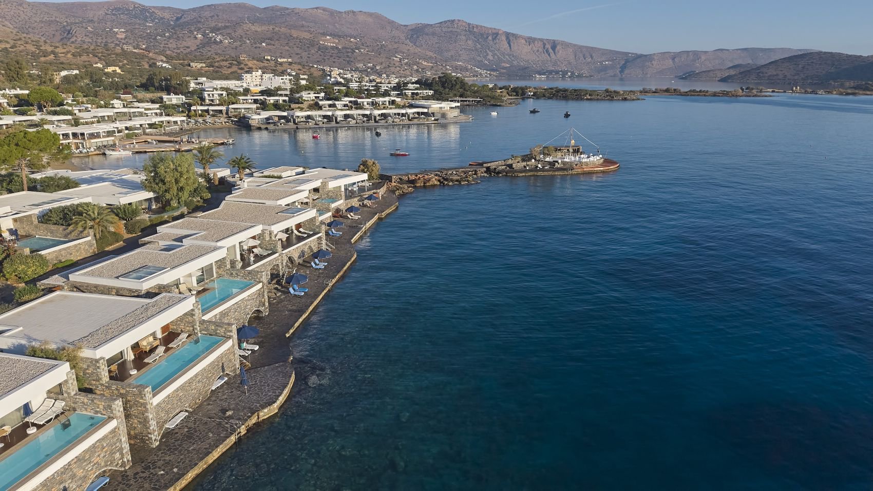 Luftaufnahme des Elounda Beach Hotel & Villas mit Blick auf die Hotelanlage und das angrenzende Meer | © DERTOUR