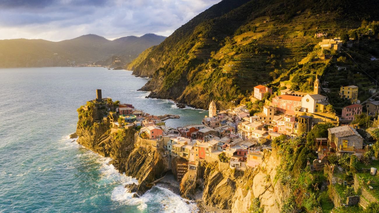 Blick auf das Dorf Vernazza, das malerisch auf Klippen über dem Meer in der Region Cinque Terre in Ligurien, Italien, liegt | © Getty Images