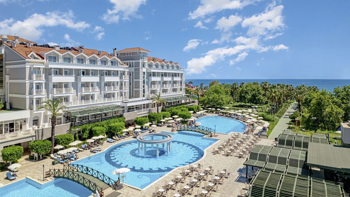 Poollandschaft des Trendy Aspendos Beach mit Meer im Hintergrund | © DERTOUR