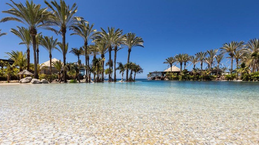 Ein Infinity-Pool, der mit einer Länge von mehr als 100 Metern mit dem Atlantischen Ozean zu verschmelzen scheint | © Lopesan Costa Meloneras Resort & Spa