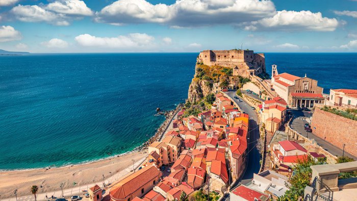 Sonniger Blick auf Scilla mit Burg Ruffo, Frühlingsküste am Mittelmeer (Italien) | © Gebeco/Shutterstock