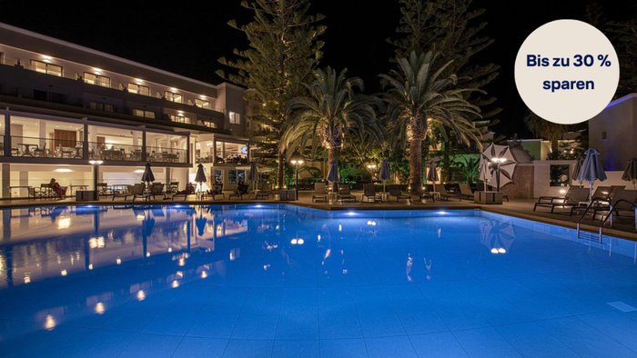 Stimmungsvoll beleuchteter Poolbereich des Vantaris Luxury Beach Resort bei Nacht mit reflektierenden Wasserflächen, Palmen und eleganter Urlaubsatmosphäre | © Vantaris Luxury Beach Resort