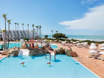 Pool mit Blick auf das Meer im Iberostar Waves Royal Andalus, umgeben von Palmen, Sonnenterrassen und mediterraner Urlaubsatmosphäre | © Iberostar Hotel Group