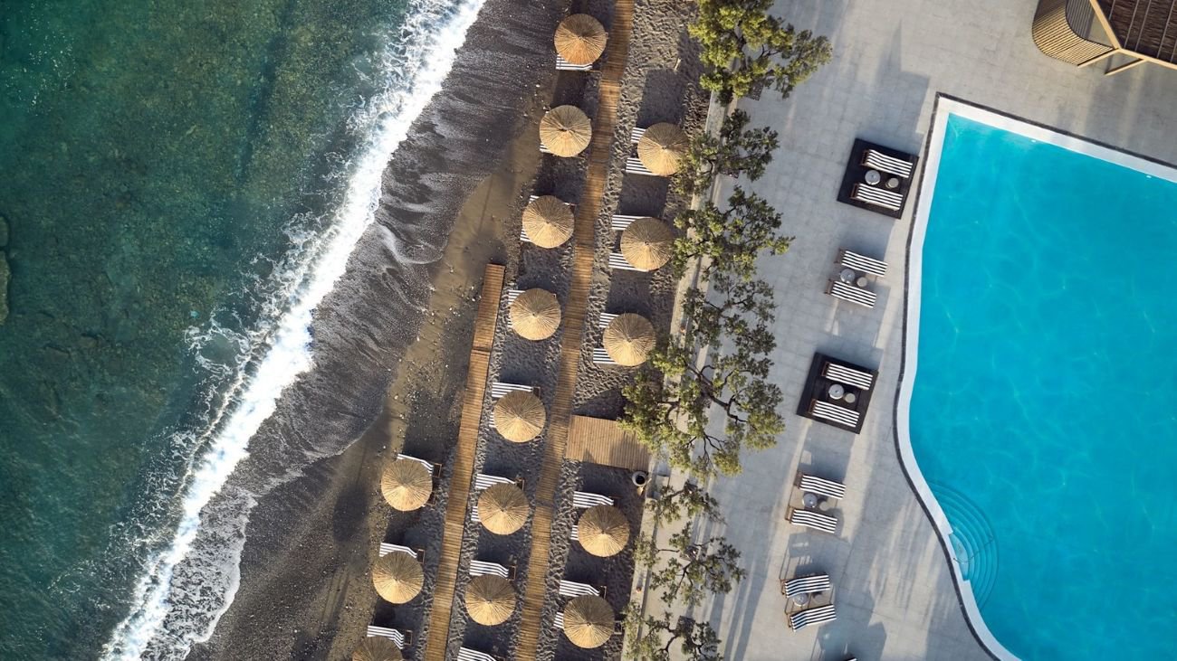 Vogelperspektive auf Pool und Strand des Numo Ierapetra Beach Resort Crete, Curio Collection by Hilton | © 2026 Hilton