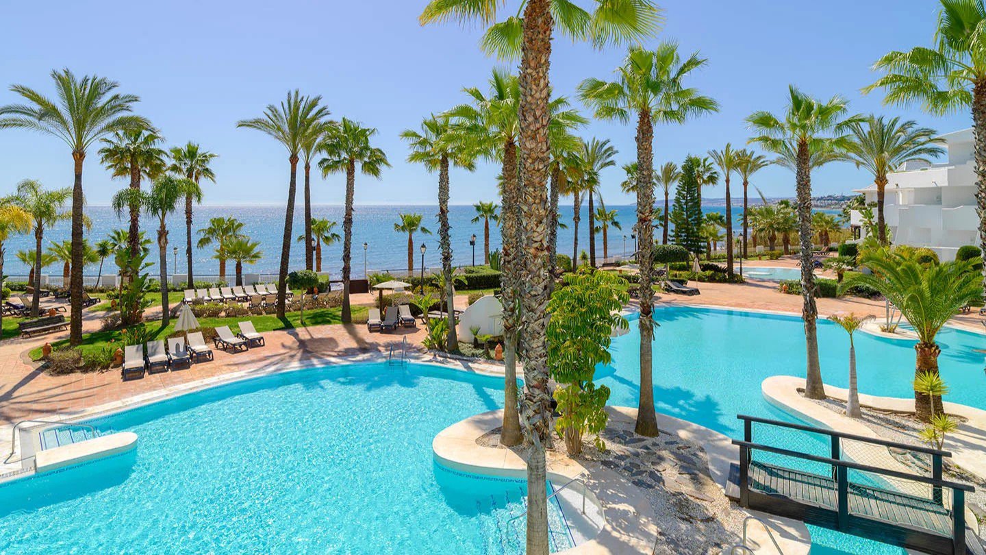 Außenaufnahme des H10 Estepona Palace mit Pool, Sonnenterrassen und mediterraner Gartenanlage direkt am Meer | © H10 Estepona Palace
