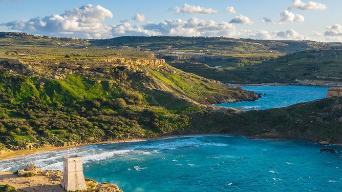 Qarraba Bay mit dem Aussichtspunkt am Għajn Tuffieħa Tower bei Mellieħa auf Malta | © VisitMalta