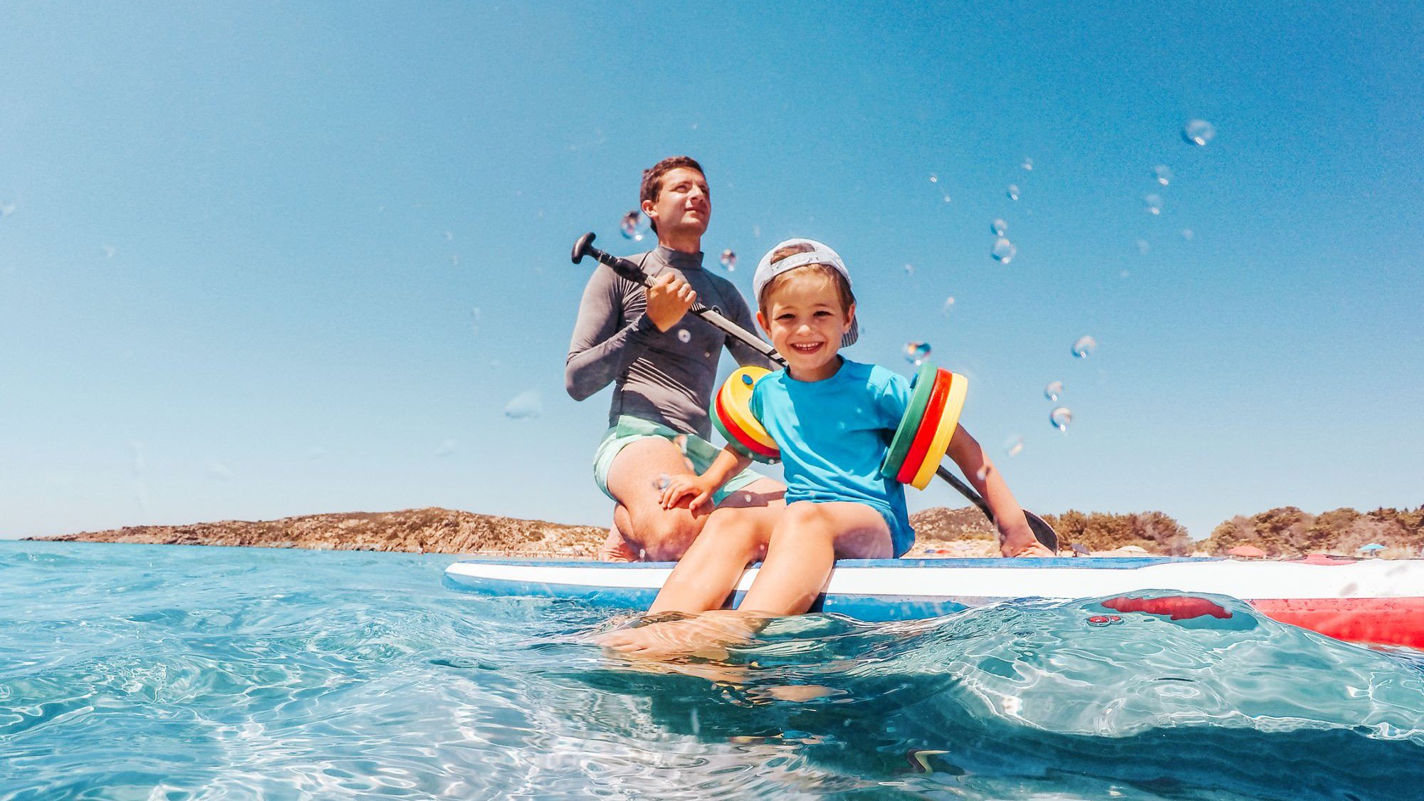 Ein Mann und ein Junge haben Spaß auf einem Surfbrett | © AIDA