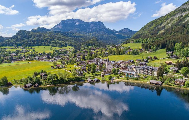 Luftaufnahme Altaussee mit dem Altausseer See im Vordergrund