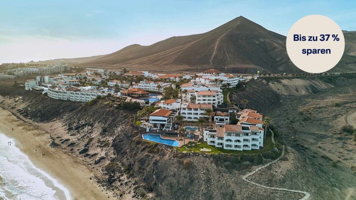 Übersicht auf die weitläufige Clubanlage des TUI MAGIC LIFE Fuerteventura mit Pools, Gebäuden und umliegender Landschaft | © TUI MAGIC LIFE