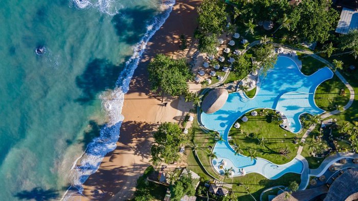 Drohnenaufnahme des Poolbereichs und des direkt angrenzenden Sandstrands des Eden Beach Khao Lak Resort & Spa | © Eden Beach Khao Lak Resort & Spa