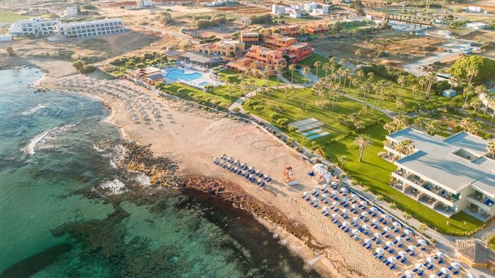 Übersicht über die Anlage des Calimera Sirens Beach Clubs auf Kreta mit Pools, Gebäuden und direkter Strandlage | © Calimera Sirens Beach