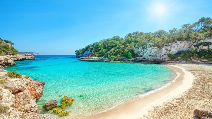 Cala Llombards auf Mallorca mit türkisfarbenem Wasser und idyllischer Felsbucht | © Getty Images