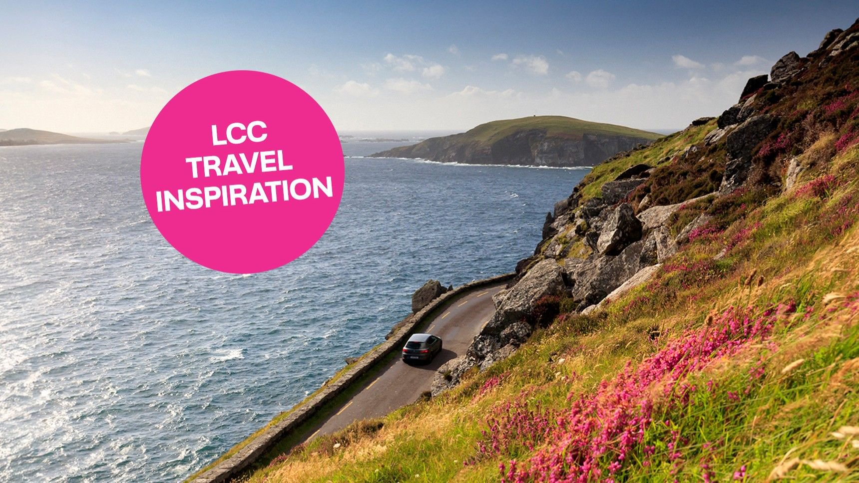 Ein Auto fährt entlang einer sonnigen Küstenstraße mit Meerblick | © Lufthansa City Center