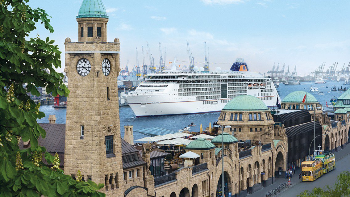 Die EUROPA&nbsp;2 im Hafen von Hamburg vor urbaner Kulisse | © Hapag-Lloyd Cruises